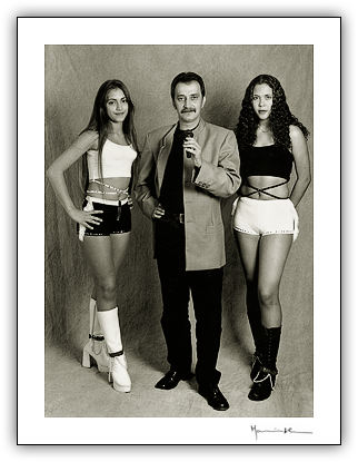 Cantor e bailarinas